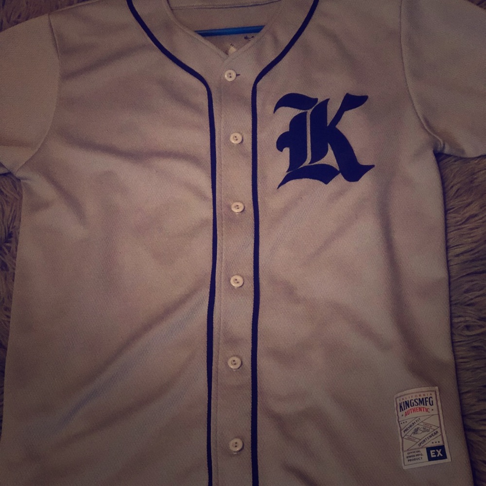 I’m selling a gray and black Kingsmfg Jersey